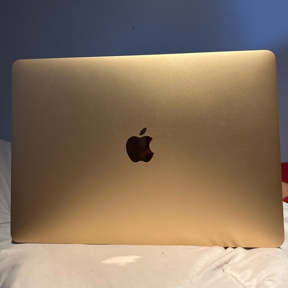 Macbook Air 13 Inch- Rose Gold - Picture 2 of 8